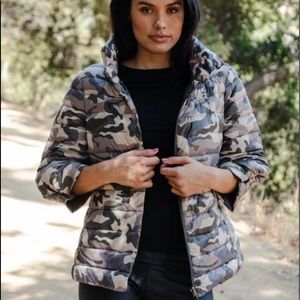 Anorak crop sleeve puffer camo jacket. New with tags.